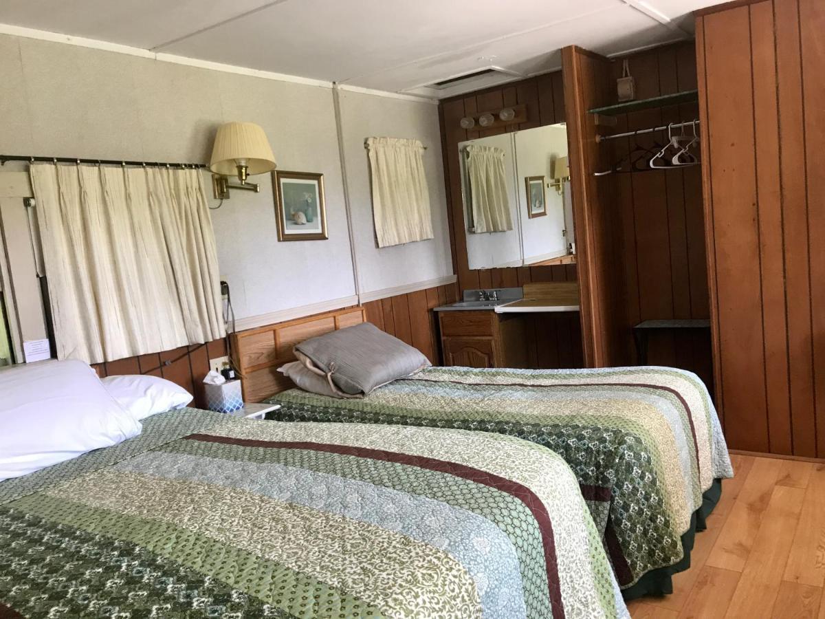 Round Lake Chamber Lane Motel المظهر الخارجي الصورة