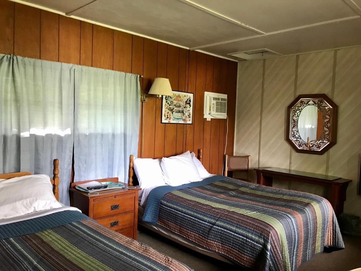 Round Lake Chamber Lane Motel المظهر الخارجي الصورة