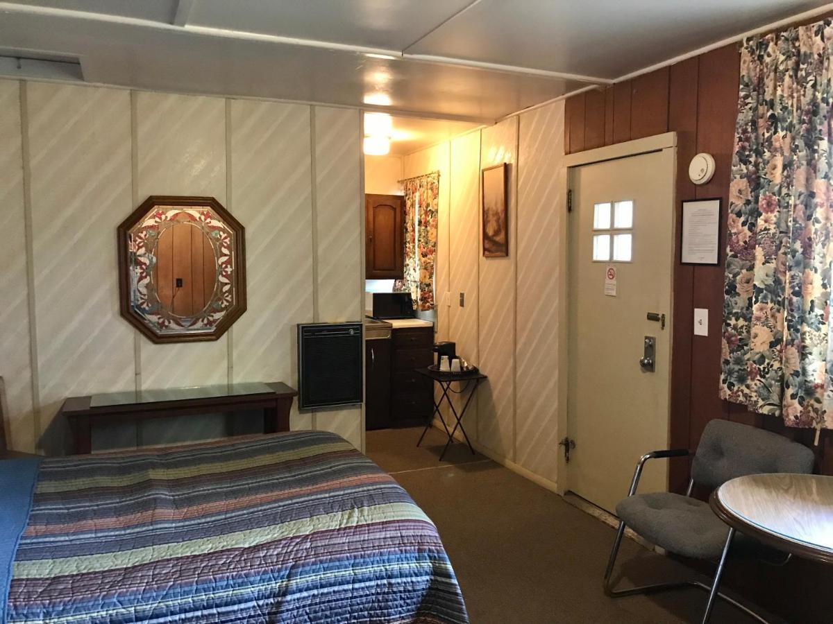 Round Lake Chamber Lane Motel المظهر الخارجي الصورة