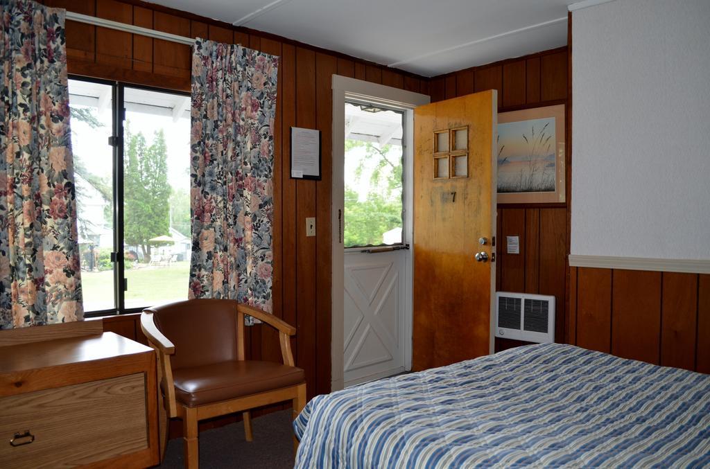 Round Lake Chamber Lane Motel المظهر الخارجي الصورة