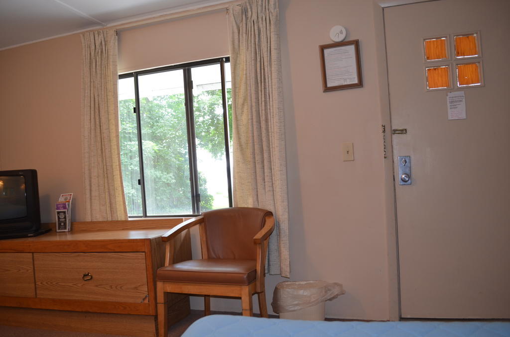 Round Lake Chamber Lane Motel الغرفة الصورة