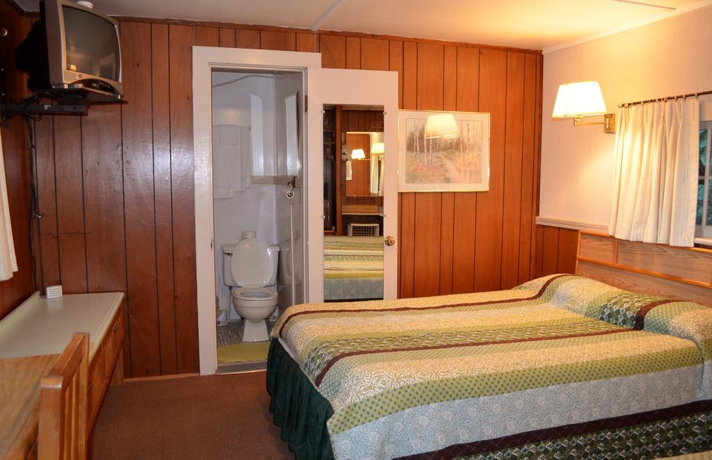 Round Lake Chamber Lane Motel الغرفة الصورة