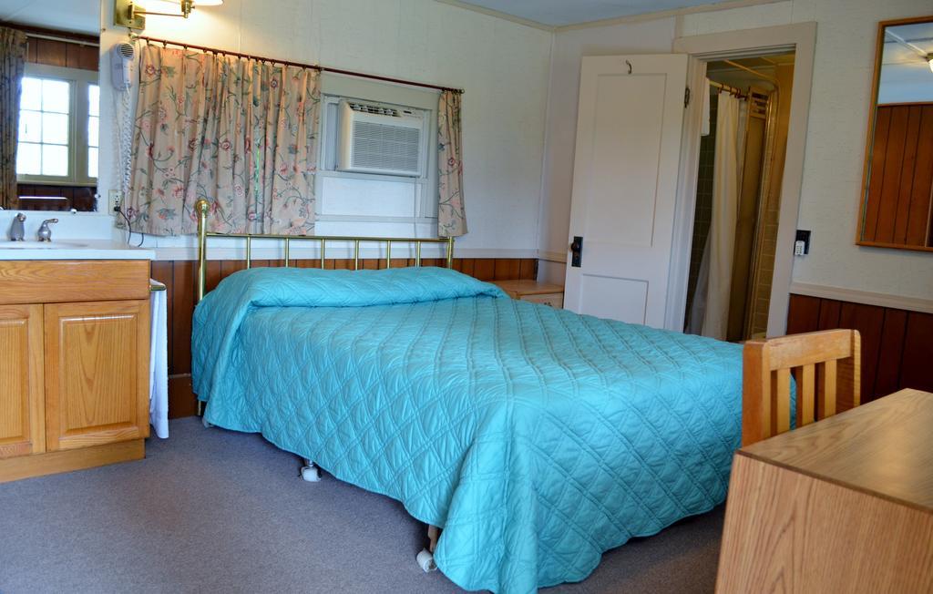 Round Lake Chamber Lane Motel المظهر الخارجي الصورة