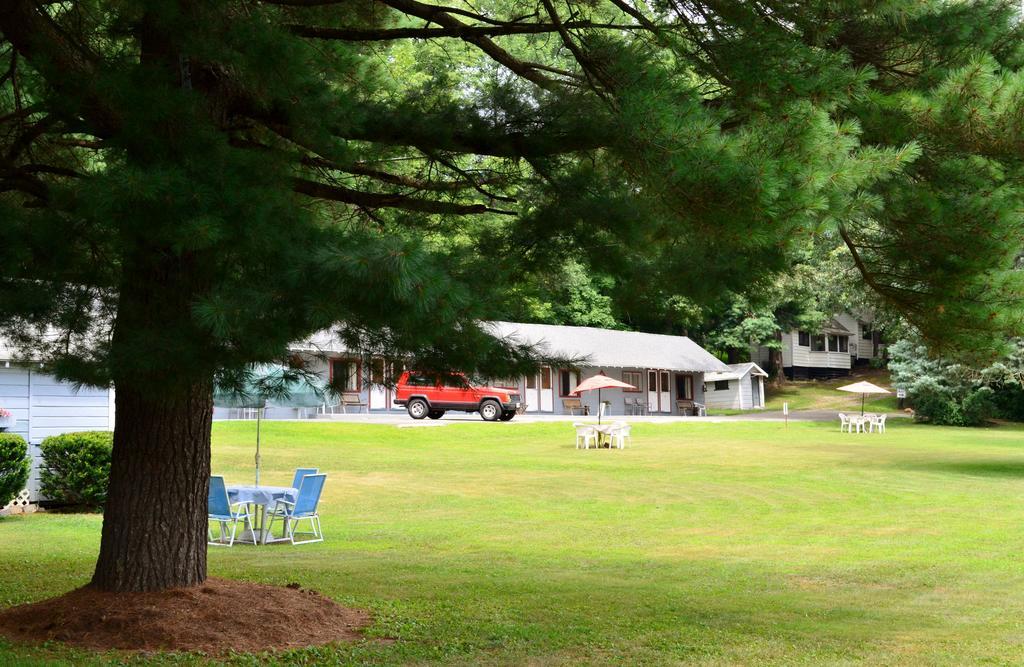 Round Lake Chamber Lane Motel المظهر الخارجي الصورة