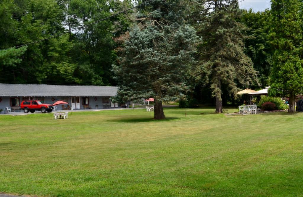 Round Lake Chamber Lane Motel المظهر الخارجي الصورة