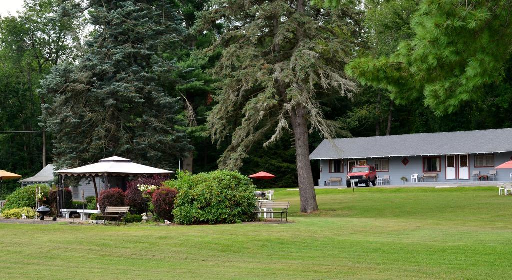 Round Lake Chamber Lane Motel المظهر الخارجي الصورة