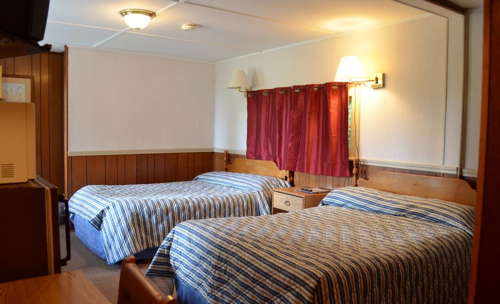 Round Lake Chamber Lane Motel الغرفة الصورة