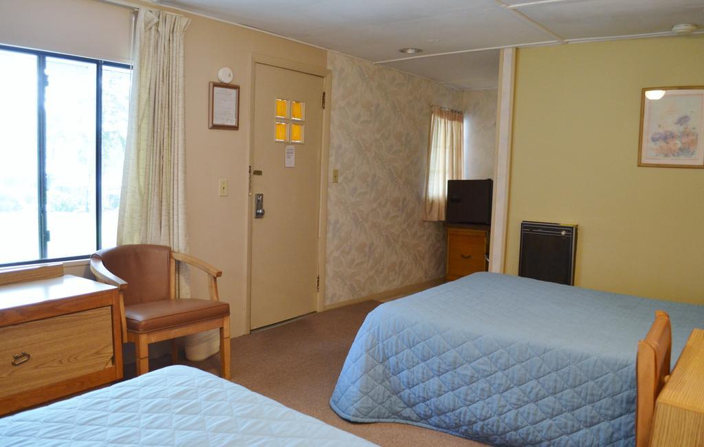 Round Lake Chamber Lane Motel الغرفة الصورة