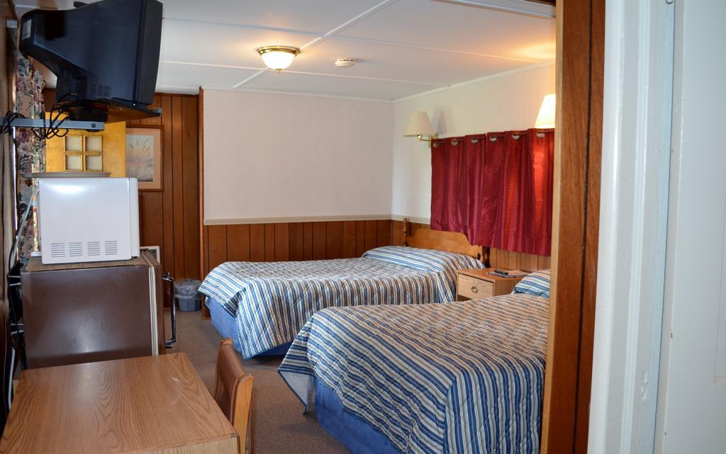 Round Lake Chamber Lane Motel الغرفة الصورة